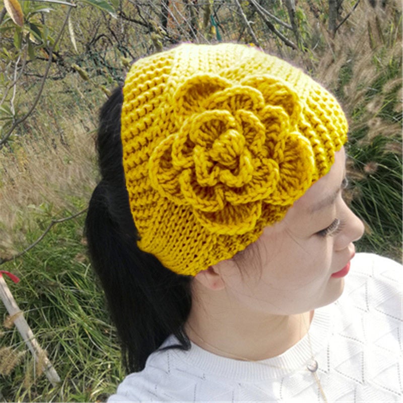 Windproof Women's Beanie with Flower Design