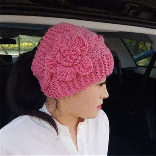 Windproof Women's Beanie with Flower Design