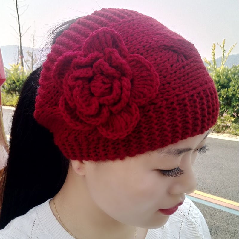 Windproof Women's Beanie with Flower Design